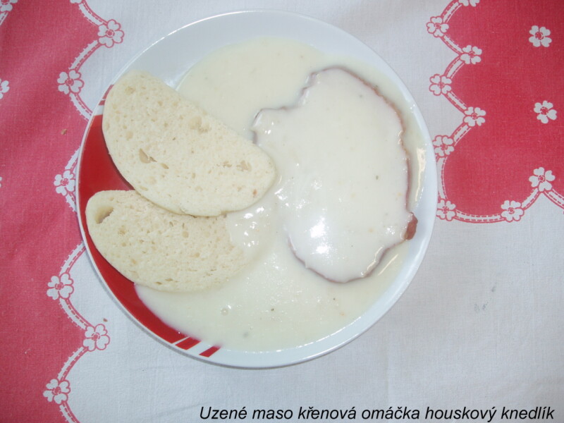 Uzené maso křenová omáčka houskový knedlík
